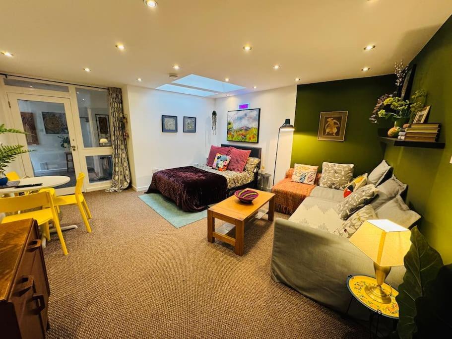 Private Sleeps 4